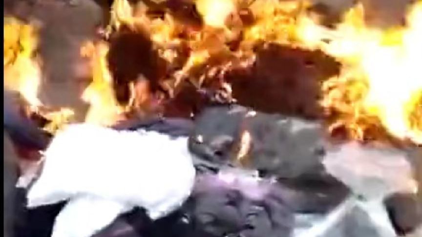 　衣服正在被烧毁。视频截图。