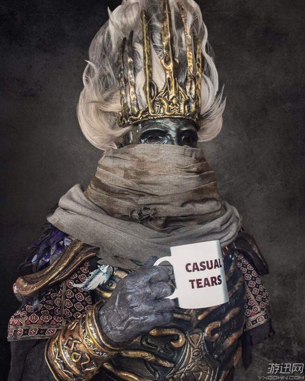 俄国小哥cos《黑暗之魂》npc 神级还原,还携老婆出镜