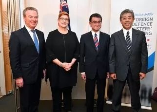 ▲2018年10月10日，澳大利亚国防部长派恩（左一）、外交部长佩恩（左二）、日本外相河野洋平（右二）、防卫大臣岩屋毅（右一）在悉尼举行外长防长磋商（“2+2”会谈）。（日本外务省网站）