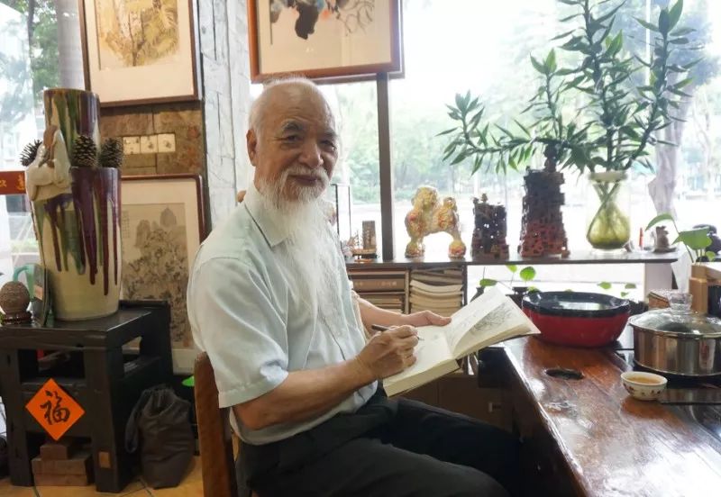 传奇!佛山街头有个“白须公”,10分钟把你复制在纸上~