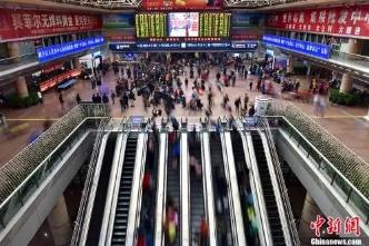 资料图:2017年春运期间的北京西站候车大厅。中新网记者 金硕 摄