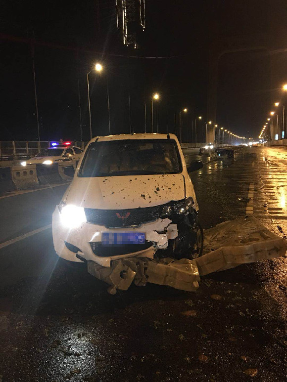 凌晨开车打瞌睡不料发生交通事故