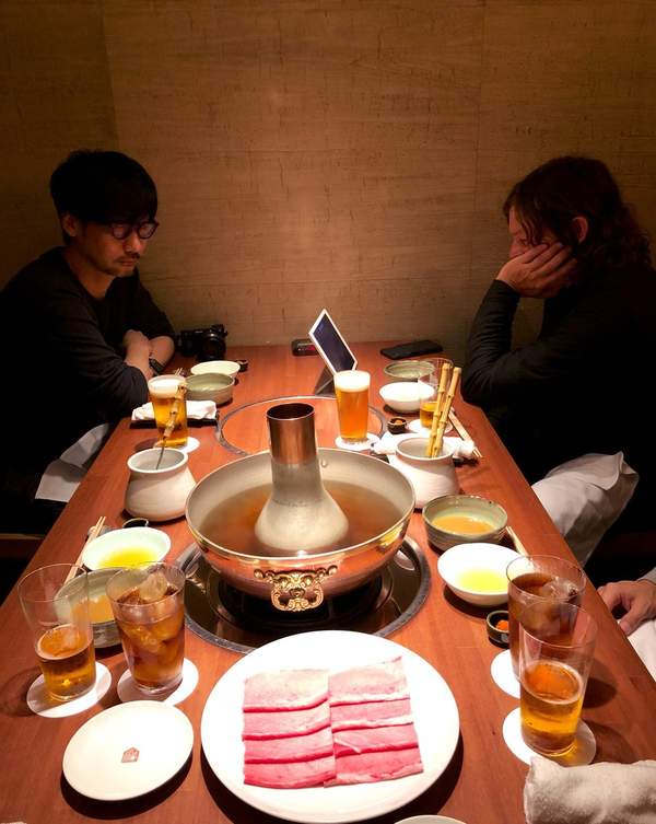 小岛秀夫幽会弩哥吃火锅照 网友感叹"秀恩爱"甜掉牙