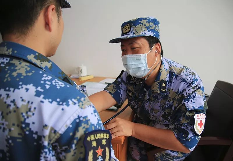 雨蒙蒙,情深深, 这艘海军明星船用两天暖透军港内外