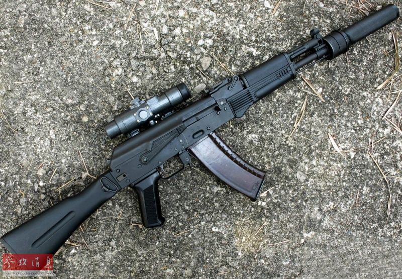 加装有消声器的俄罗斯ak-105突击步枪.