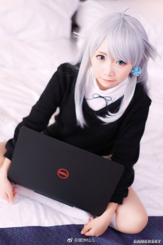 国内coser推荐:春日野穹泳装cos 黑白丝袜一本满足