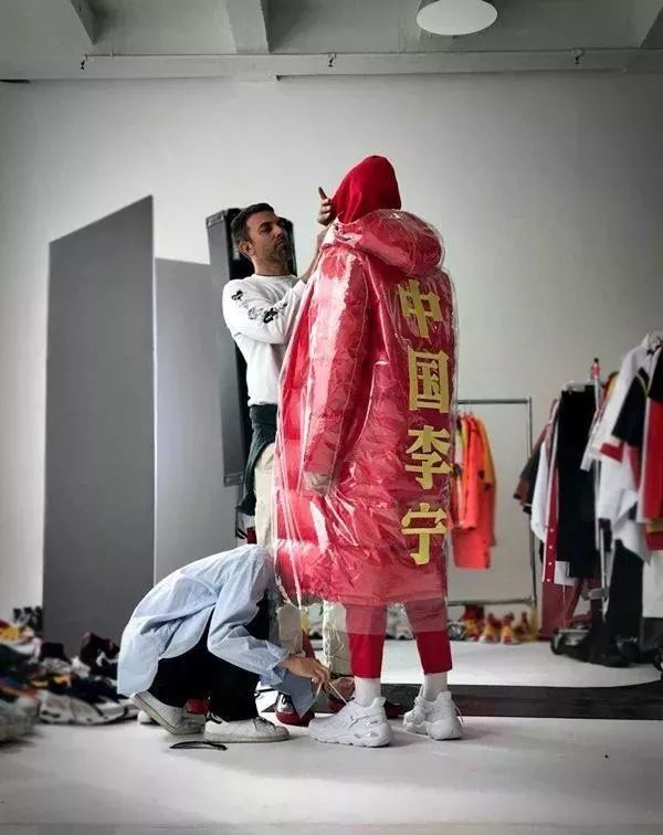 中国李宁燃爆巴黎时装周!李宁这些年究竟经历了什么?