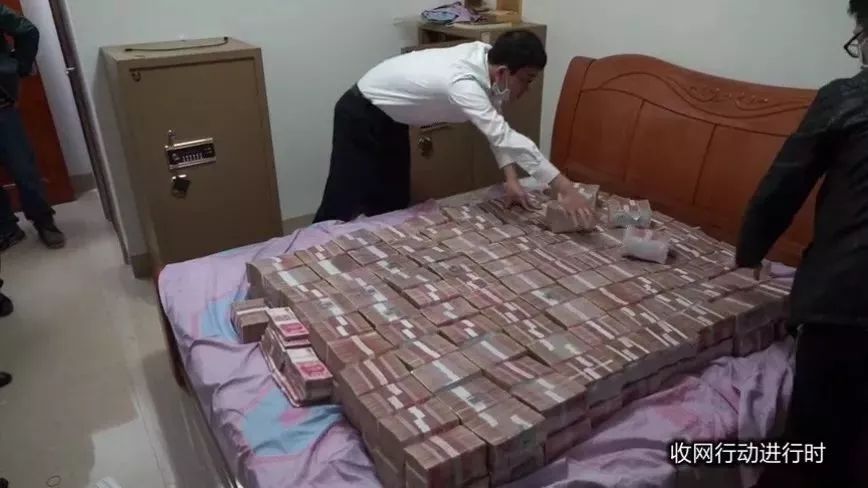 广西一男子将4700万藏家中,现金铺满整张床!结果.