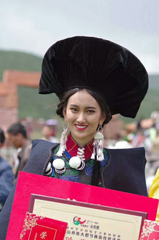 凉山火把节彝族选美冠军出炉!来看"金索玛""金鹰"颜值有多高