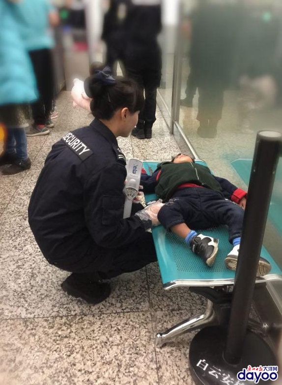 机场安检员短暂的守候 却让他们在深夜里感受