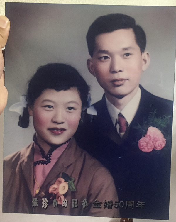 年轻时的原公浦和妻子。澎湃新闻记者 李佳蔚 摄