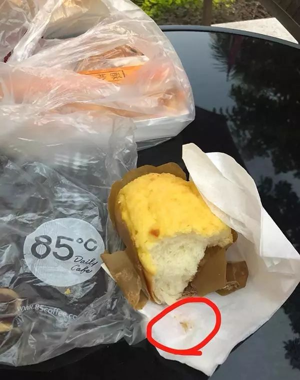 85度C又被投诉！消费者在面包里吃出指甲 双方没能协商一致
