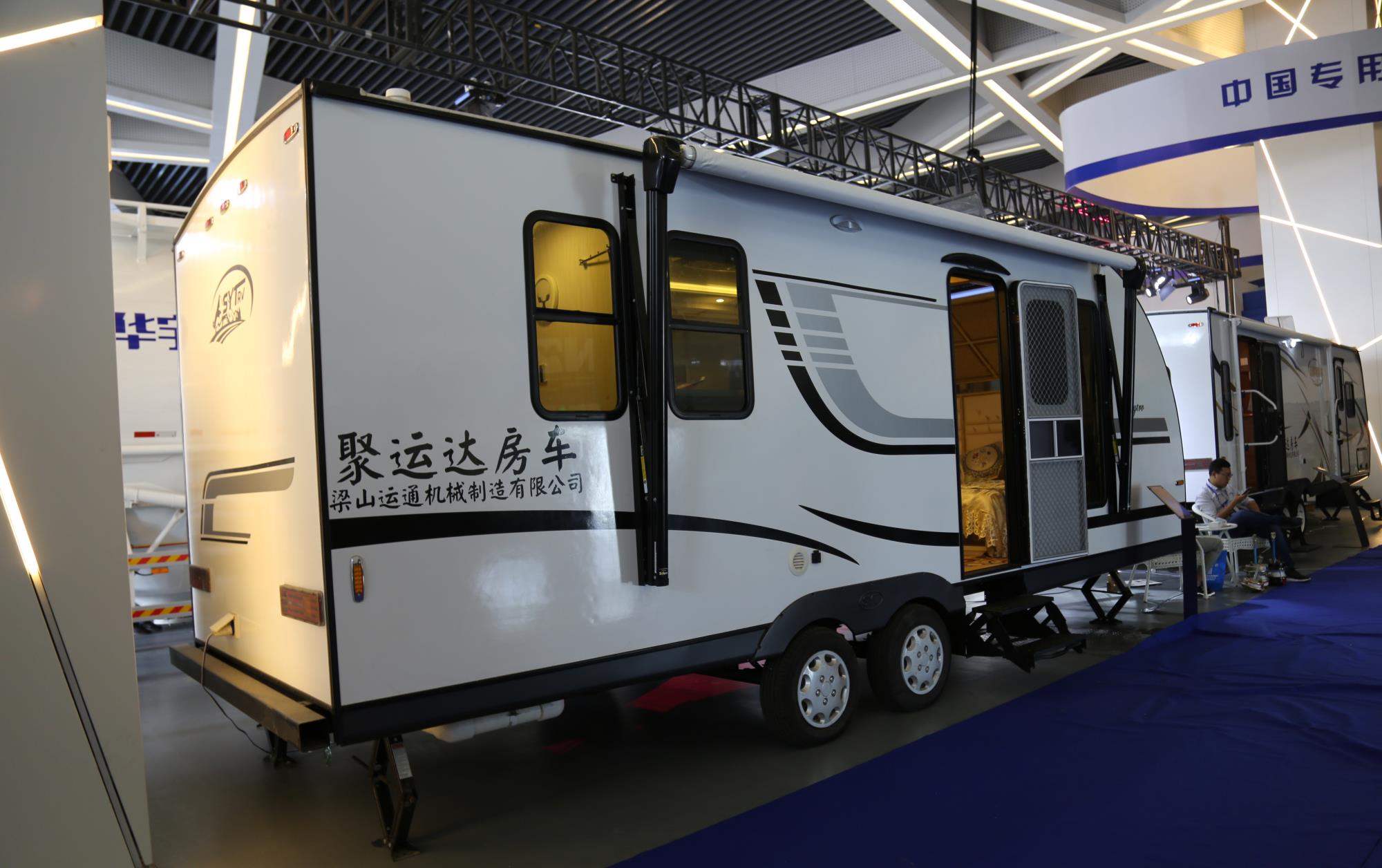 c1驾照就可以拖上路的8米长双轴拖挂房车,大城市里的超值公寓