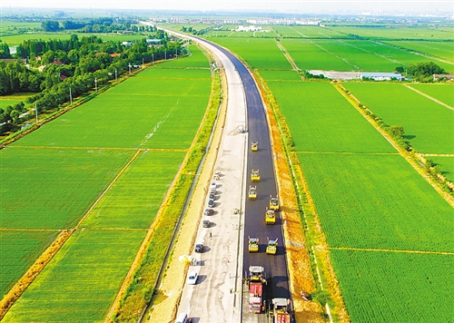 7月12日,国道347(铜陵段)一标段,安徽路桥公司施工人员正在作业.