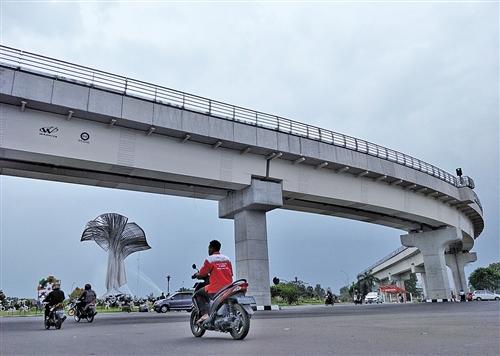 图为亚运会协办城市巨港国际机场入口处的主题展板. 本报记者 田 原摄