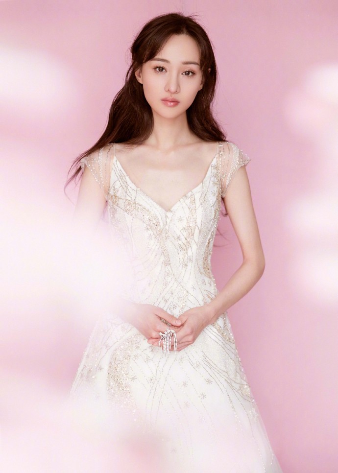 郑爽穿白色星辰裙似小仙女 身材纤细目光无辜惹人怜