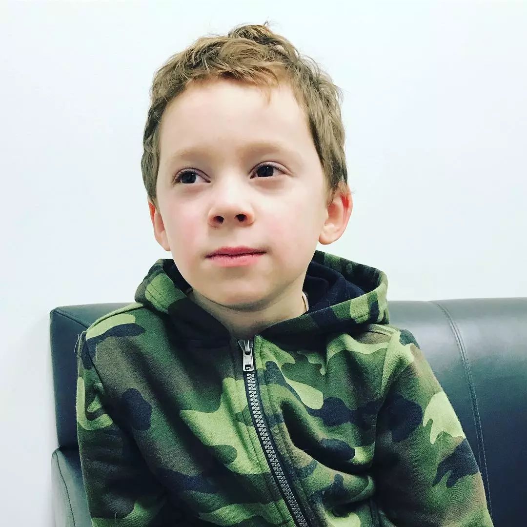 最后来一张小时候萌萌的gavin(photo via instagram@gavinthomas)偷偷