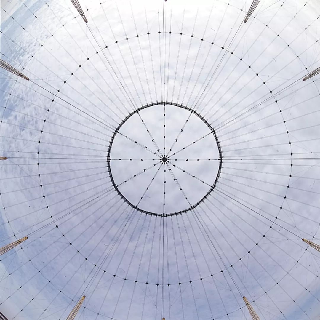 最终落成的穹顶周长达1千米,直径365 米,中心高度50米,而一圈钢桅杆更