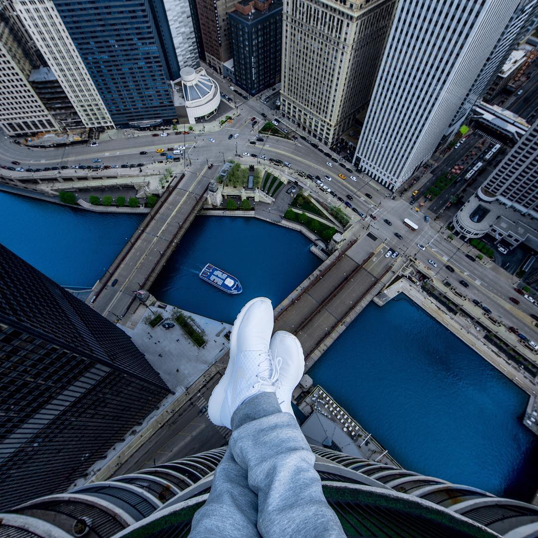 但其实小编曾经也想尝试一下这种拍摄方式, 可到了楼顶光是往下看就