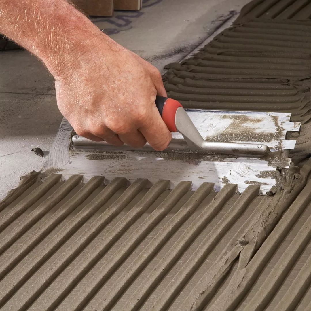 刮出纹理会使瓷砖和胶泥更好地贴合在一起,避免空鼓.