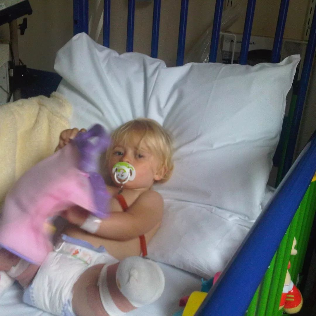 7岁无腿女孩一夜刷屏朋友圈,生来残缺,备受欺凌,她却做了一个这样的