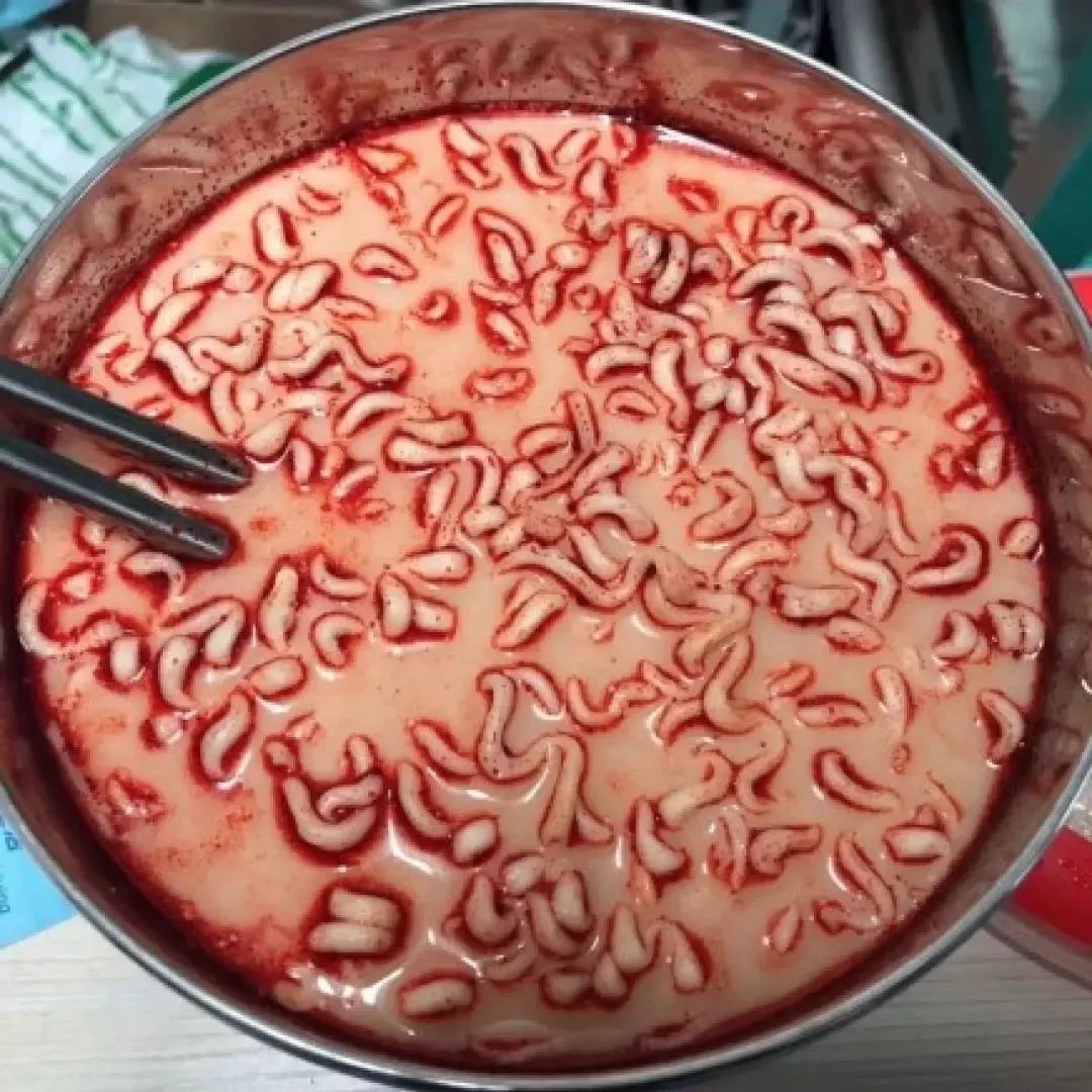 女友做了一桌"黑暗料理"逼我吃光,否则就分手.