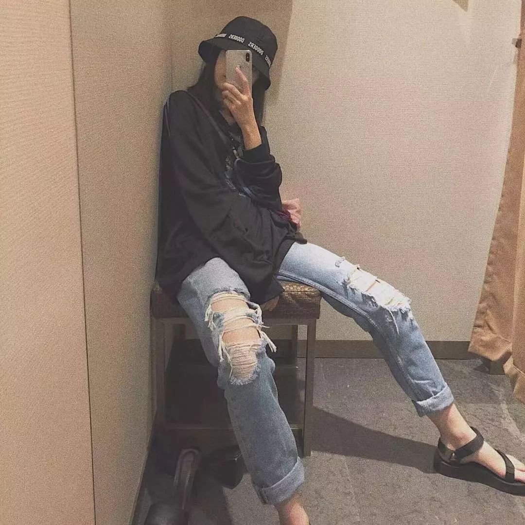 所以,这里我选择的是一张挡脸自拍照.