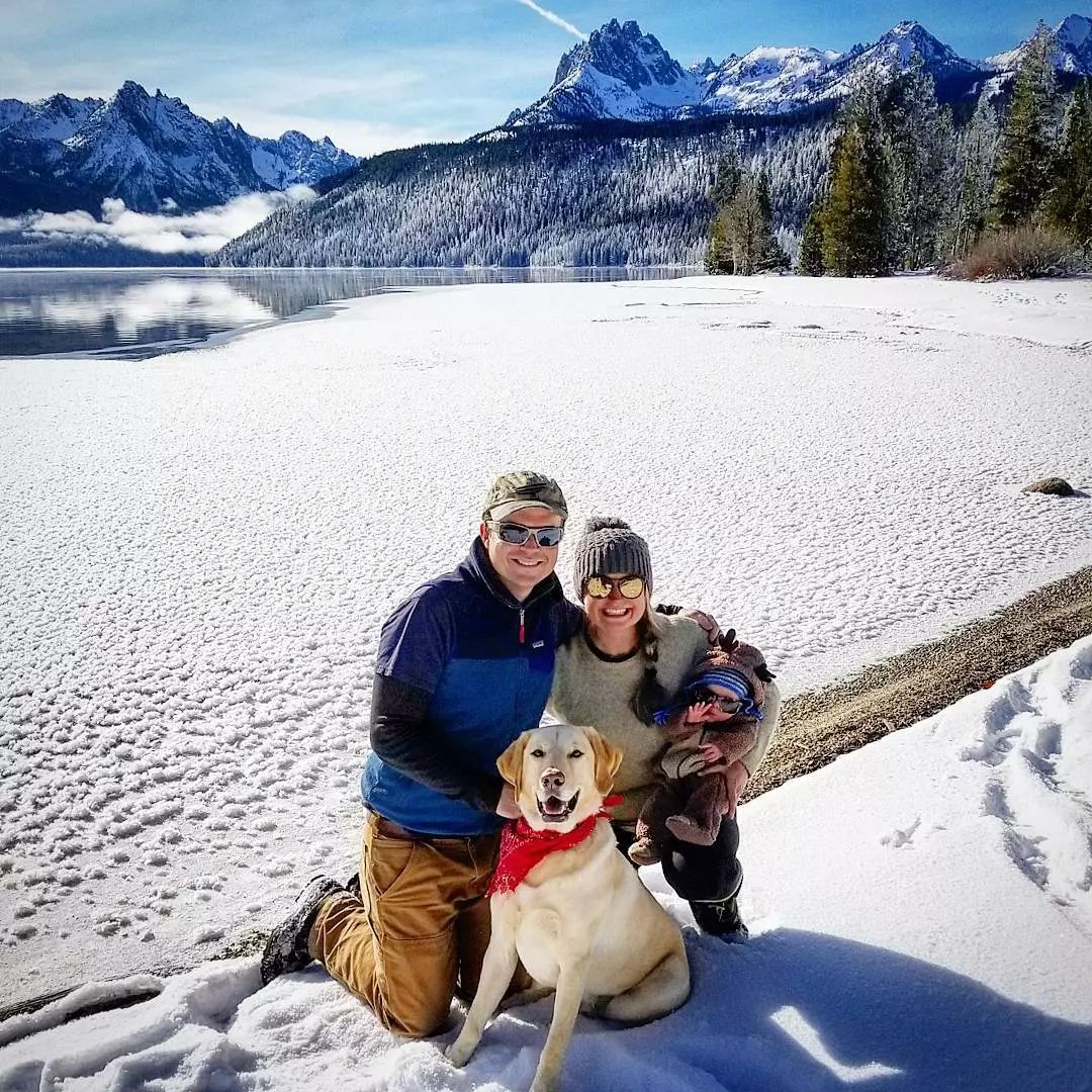 冒险夫妻带着狗狗一起旅行,结果半路上迎来了新生命的惊喜.