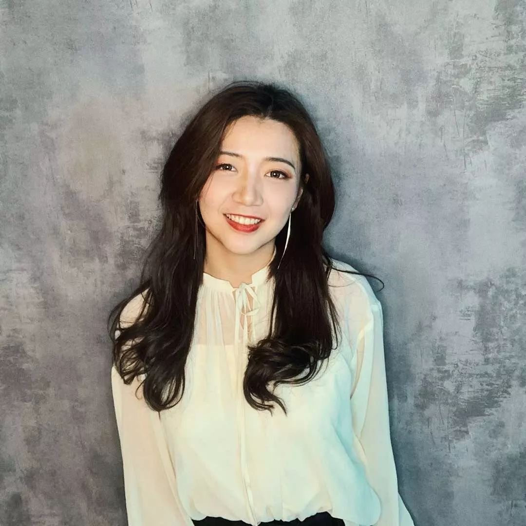 那时候她的大学好友同班同学王哲正准备做电音,何思齐