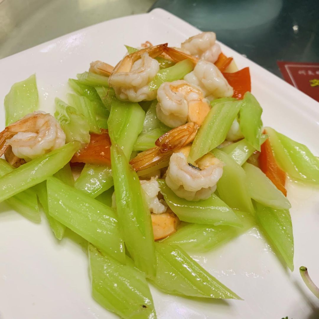 碧绿凤尾虾其实是西芹炒开背虾～西芹不错,可能是因为从小就喜欢吃