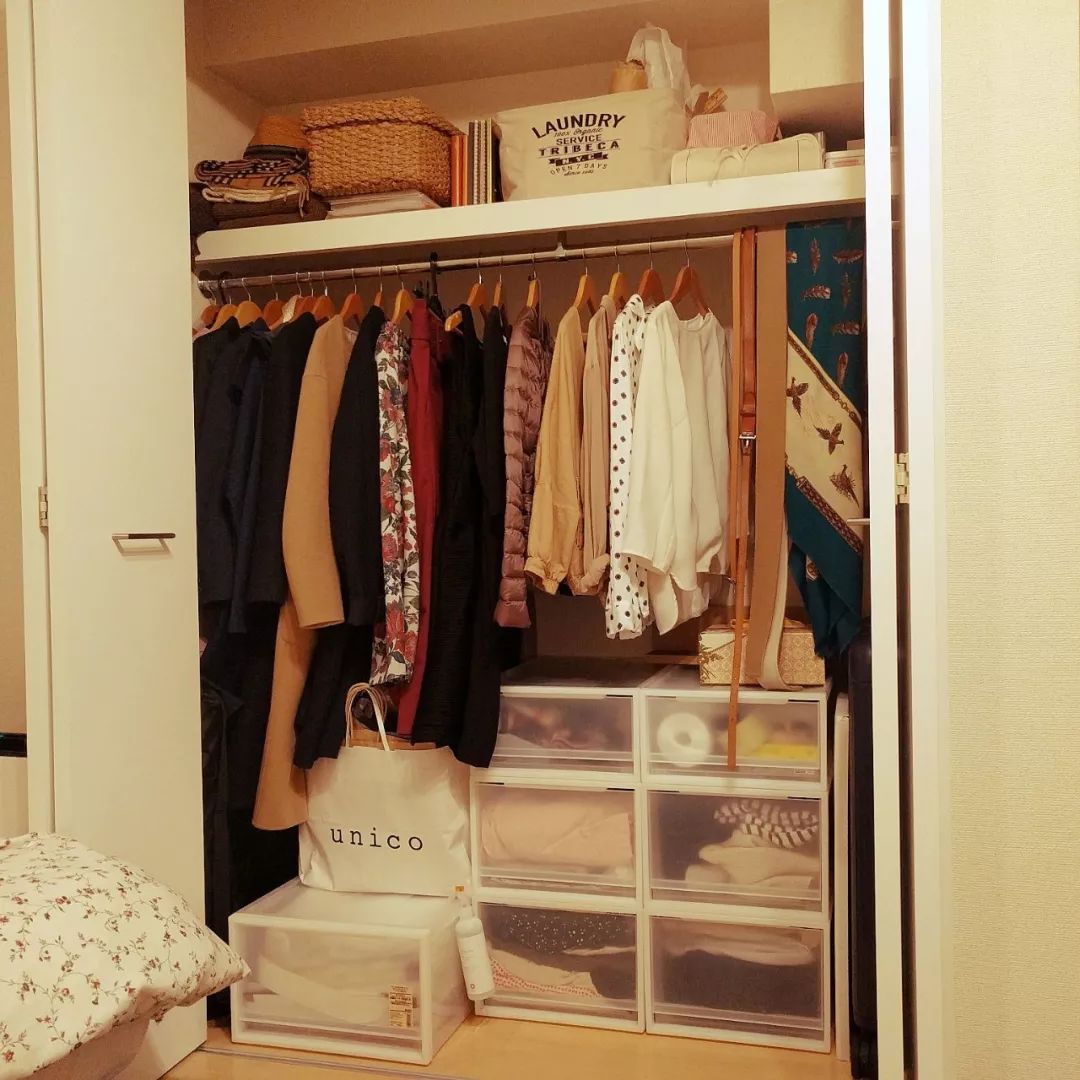 考虑:挂完衣服后剩下的长度有多少,要不然衣服半截拖在柜子上既不美观