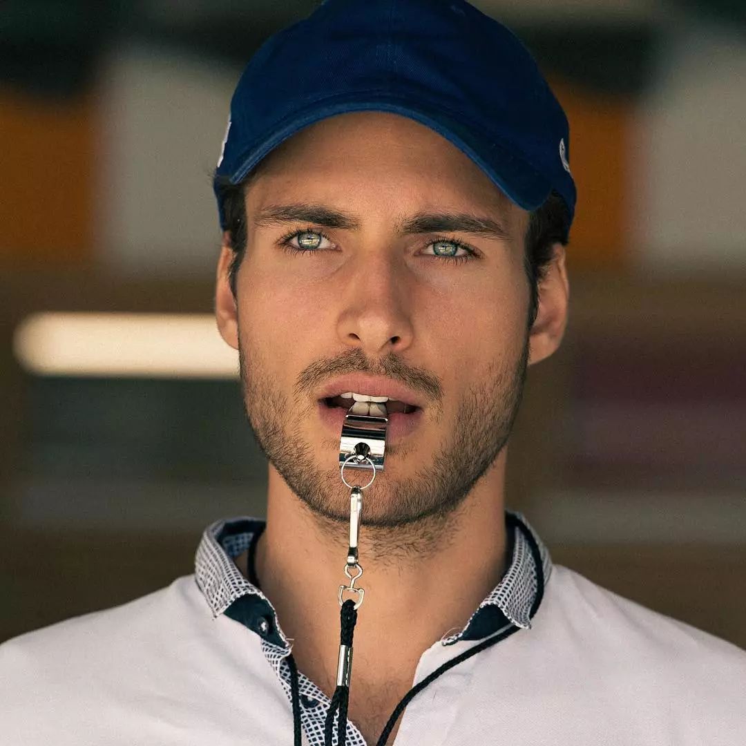 这个奥地利男模在网上发自拍被星探看中,从此成为时装周的热门!