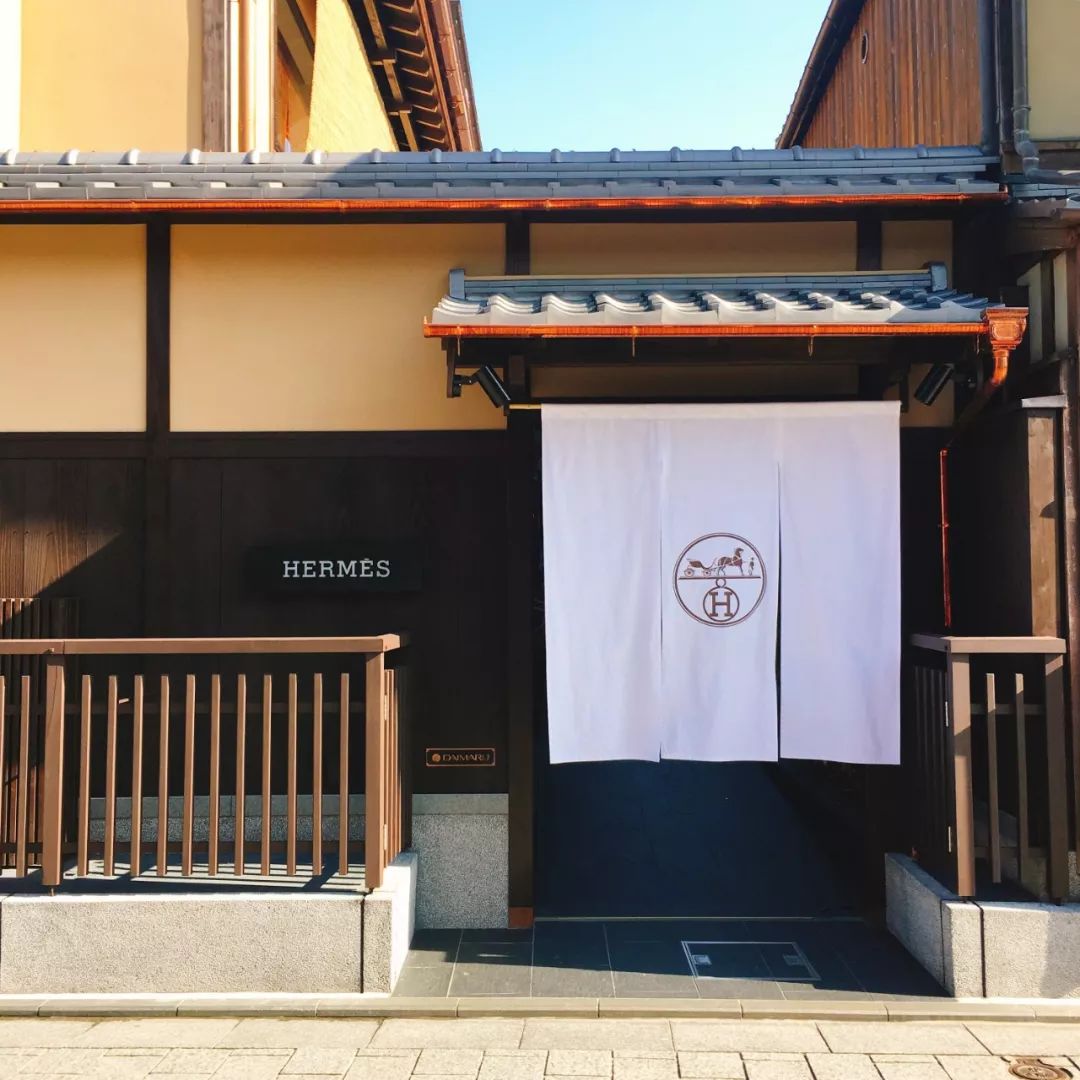 日式文化丨让爱马仕、香奈儿、星巴克都不得不“低头”的暖帘艺术|日式|星巴克|香奈儿_新浪新闻