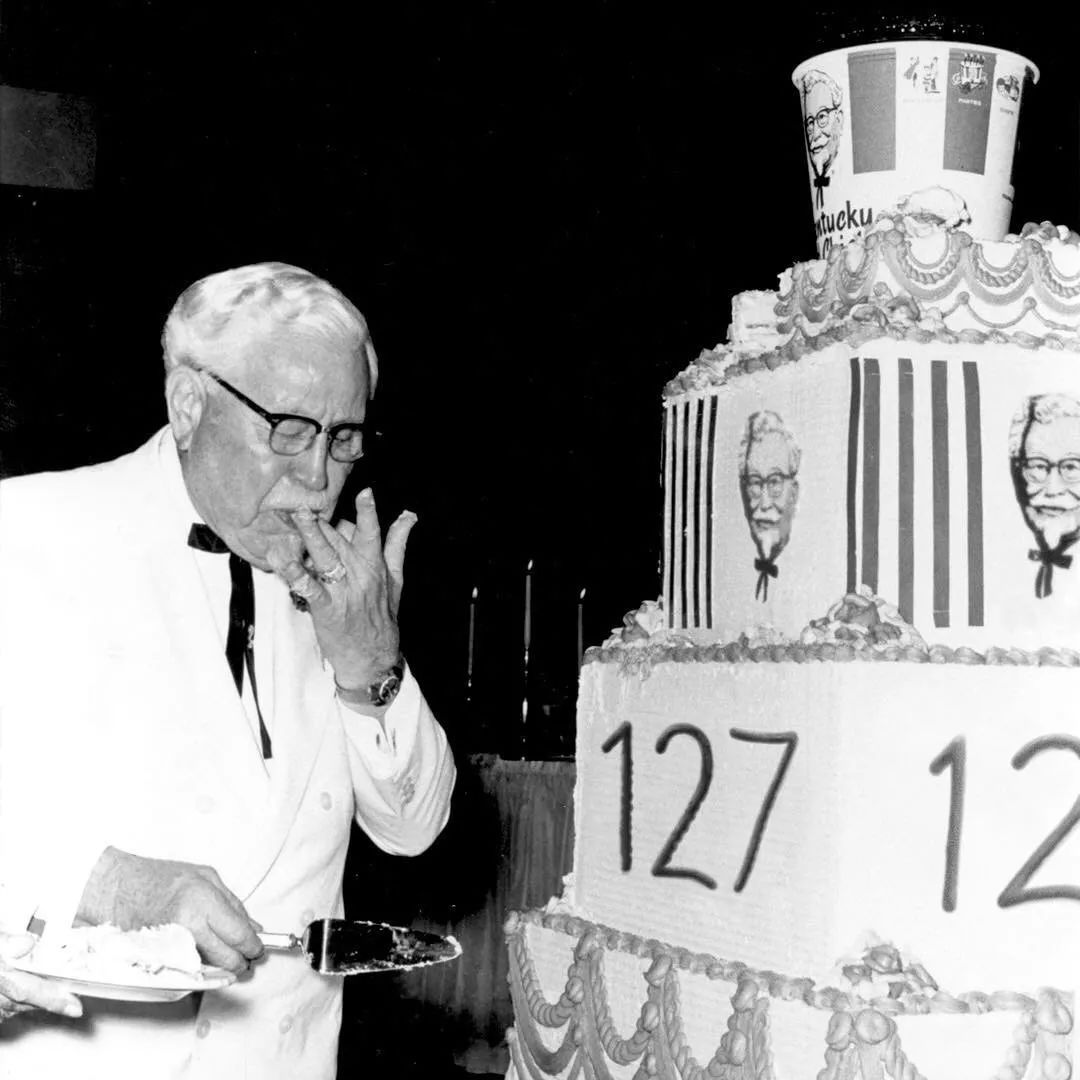 肯德基爷爷颜值回春,帅到没朋友?网友:还我爷爷!