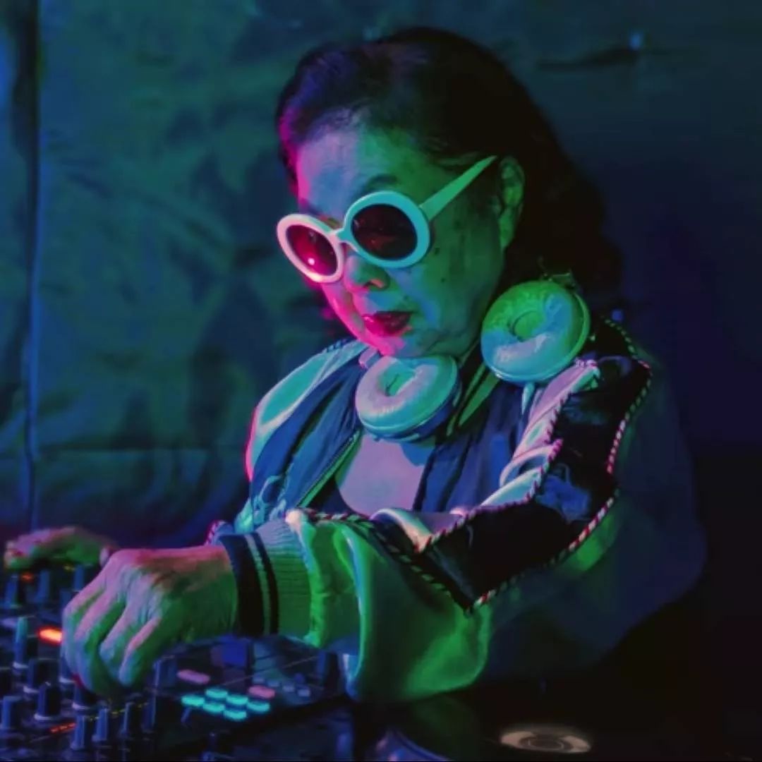 白天卖饺子,凌晨泡夜店做 dj ,86 岁奶奶的人生简直太硬核.