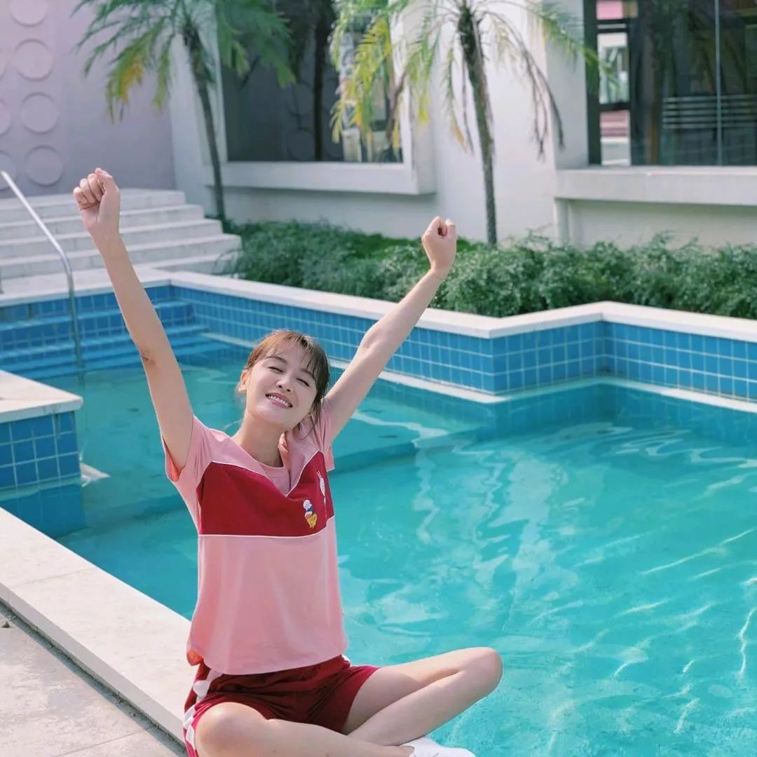 二胎辣妈叶一茜晒度假美照,细胳膊细腿身材惹火,侧脸错看成森碟