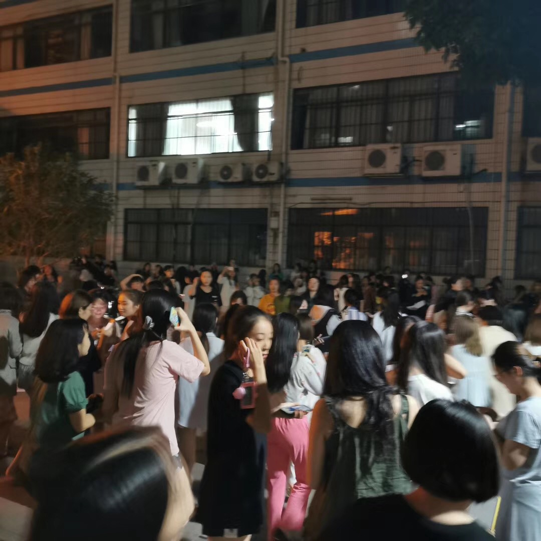 南宁 地震:广西北流5.2级地震 南宁湛江均有震感 地震发生后,大学生从寝室跑出室外 受访者供图