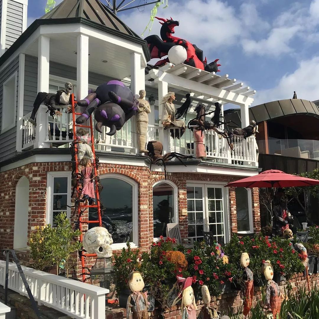 万圣节将房子改成鬼屋吓坏数千人谁敢和这位老哥做邻居