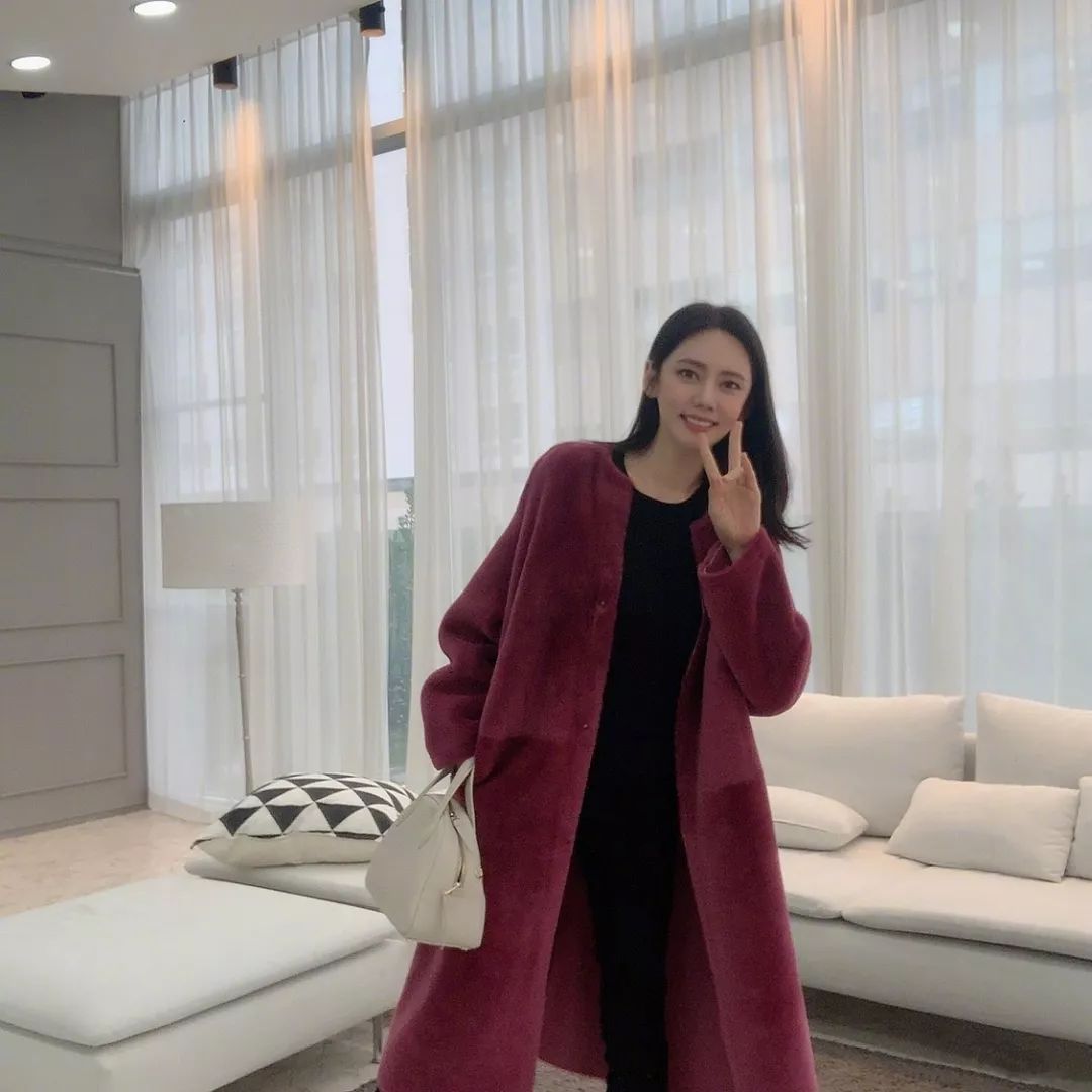 中国媳妇秋瓷炫久违晒照穿酒红大衣40岁美得像20于晓光赚大了