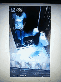 几秒后电梯关闭,只见该男子疑似开始与同乘电梯的女子搭讪.