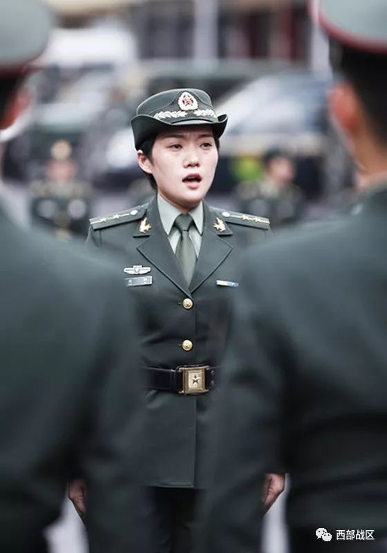 那个走路带风的女指导员