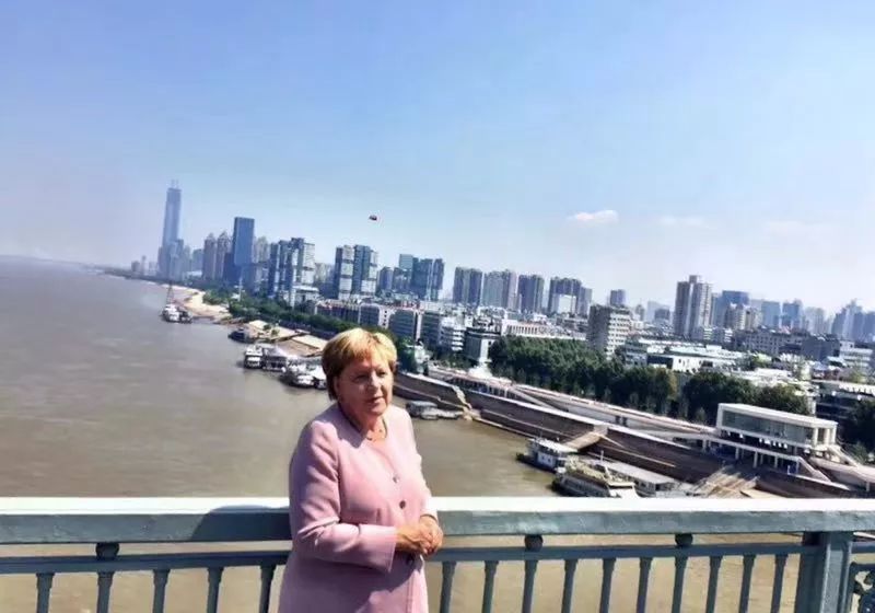 7日上午11点，德国总理默克尔一行参观了武汉长江大桥。
