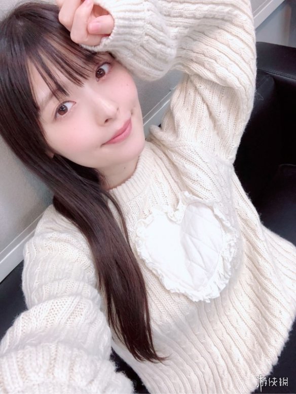 上坂堇晒演出彩排休息照政委在线躺尸身体曲线毕露