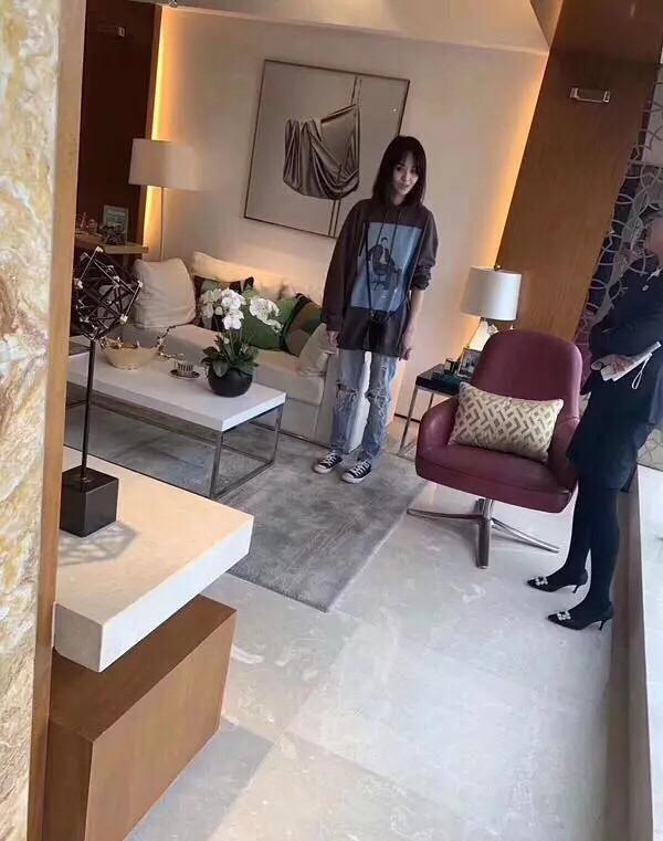 网友偶遇郑爽上海看房,打扮休闲兴致好,网友:为张恒买的?