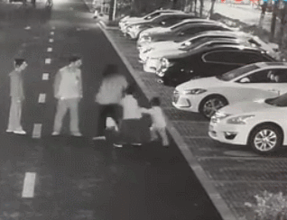 男子遛狗不拴绳,还把保护孩子的妈妈按在地上打!-图片6