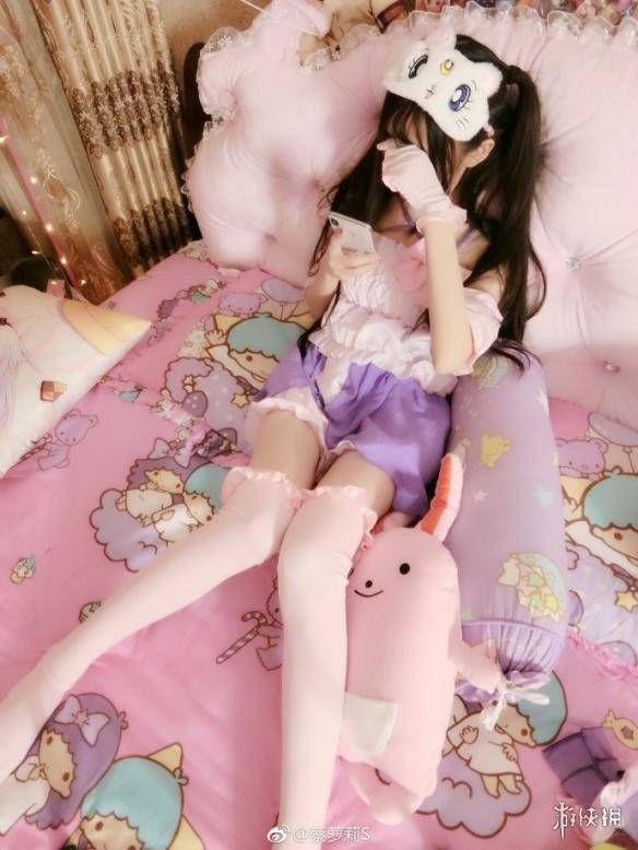 00后二次元萝莉主播cos绝地求生大逃杀脚底猫爪图案亮了