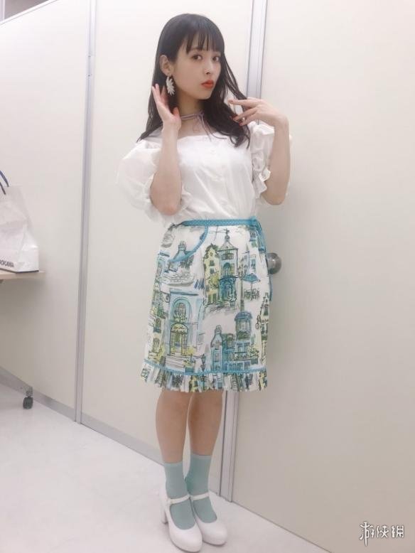 美女声优上坂堇再曝美照 淡雅制服装衬托柔美气质!