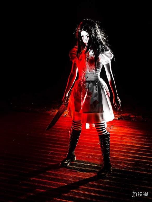 《爱丽丝疯狂回归》神级cos 美女姐姐化身嗜血萝莉!