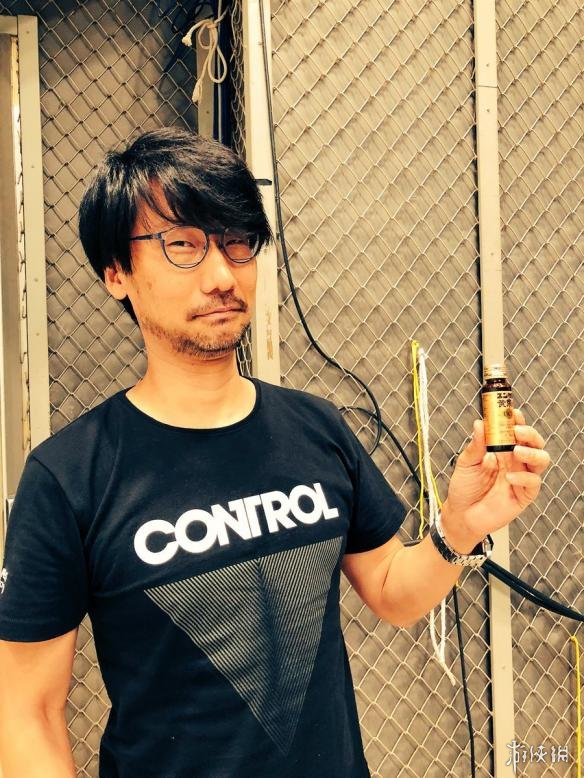 小岛秀夫55岁生日粉丝礼物与贺图 蛇叔裸半身秀腹肌