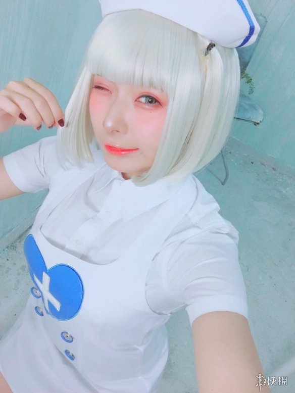 妹子在"那个泳池" cos《出包王女》小姨子 搔首弄姿!